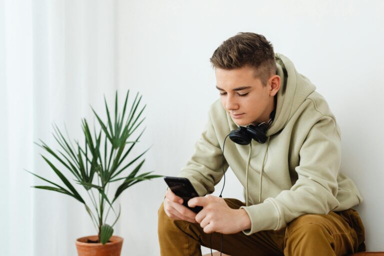 Adolescenții și „iubitele” create de AI: de ce tot mai mulți tineri aleg relațiile virtuale în locul celor reale