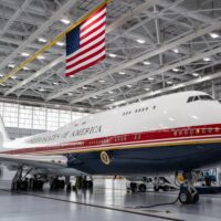 Trump prezintă noul Air Force One: avionul prezidențial temporar impresionează prin lux și dimensiuni