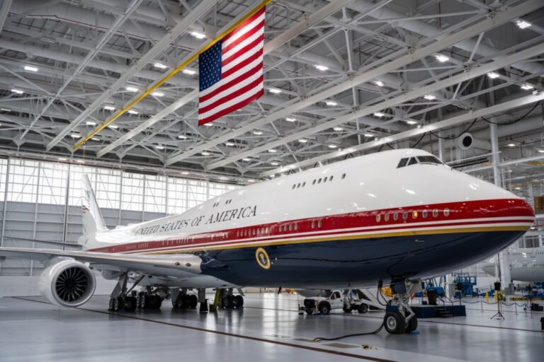 Trump prezintă noul Air Force One: avionul prezidențial temporar impresionează prin lux și dimensiuni