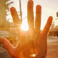 Anxietatea de vară: de ce apare și care sunt semnele pe care nu ar trebui să le ignori