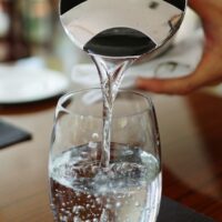 Restaurantele ar putea fi obligate să ofere gratuit apă de la robinet clienților. Proiect de lege depus în Parlament