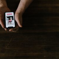 Cum sunt transformate aplicațiile de dating în arme de război. Rusia recrutează adolescente, pentru misiuni împotriva militarilor ucraineni
