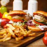 UE interzice termenul „friptură pe bază de plante” în denumiri alimentare. Burgerii și cârnații vegetarieni, rămân - Paul McCartney reacționează