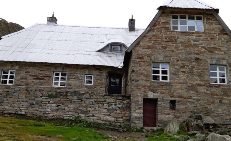 Cabana Podragu, din Munții Făgăraș, s-a redeschis pentru turiști. Care sunt tarifele de cazare în 2026