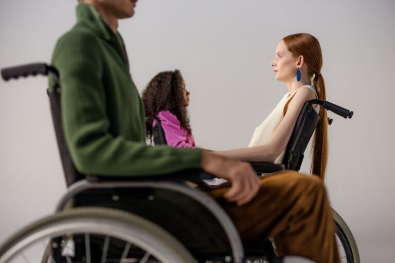 Centrele mari pentru persoane cu dizabilități se închid: România accelerează dezinstituționalizarea, dar lipsesc serviciile de sprijin