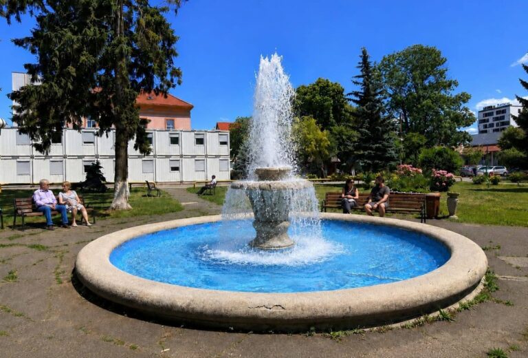 Fântâna Olandezului din Sibiu, martoră a aproape 170 de ani de istorie și speranță în curtea SCJU