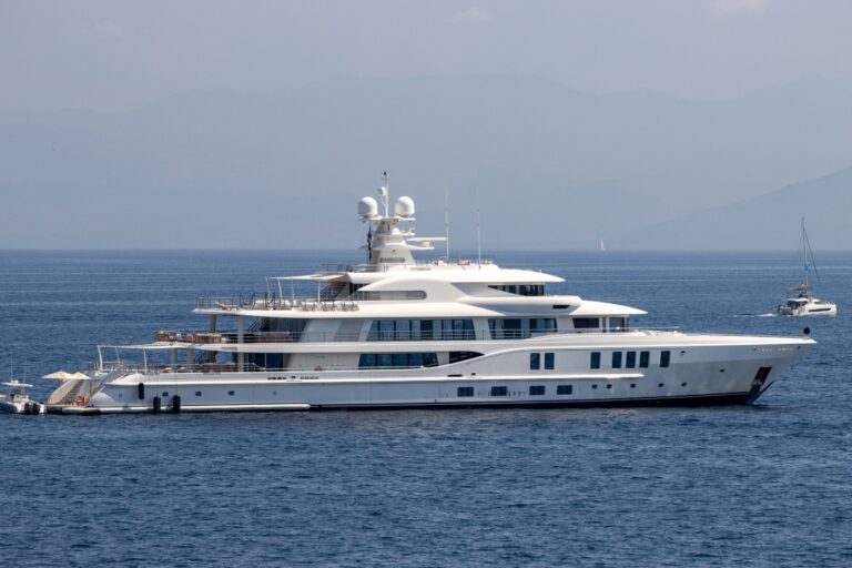 Iahtul de lux „Graceful”, asociat lui Vladimir Putin, traversat prin apele Danemarcei sub escortă militară rusă – Destinația este necunoscută