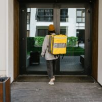 ANAF destructurează o rețea de firme-fantomă din livrările de mâncare: prejudiciu de peste 23 milioane lei și peste 50 de societăți implicate
