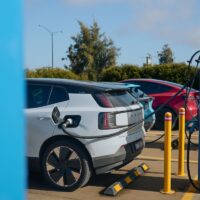 Cea mai ieftină mașină electrică din România în 2026. Cât plătești și cât economisești, față de o mașină pe benzină