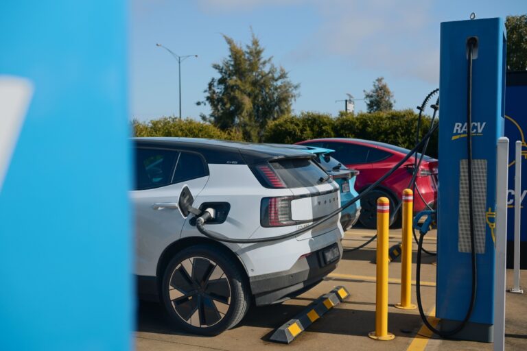 Cea mai ieftină mașină electrică din România în 2026. Cât plătești și cât economisești, față de o mașină pe benzină