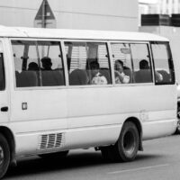 Instanța elimină o obligație birocratică din transportul interjudețean: nu mai este necesar avizul primăriilor pentru unele curse