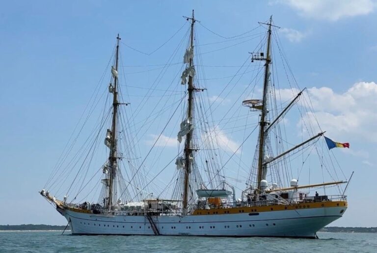 Nava-școală „Mircea”, ambasadorul României în Atlantic, defilează la marea paradă a velierelor din SUA