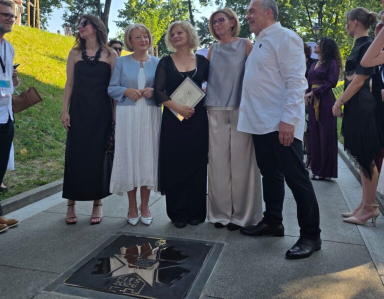Ofelia Popii, stea pe Aleea Celebrităților FITS 2026. Mesaj emoționant despre puterea teatrului: „Poate contamina oamenii cu blândețe și grijă”