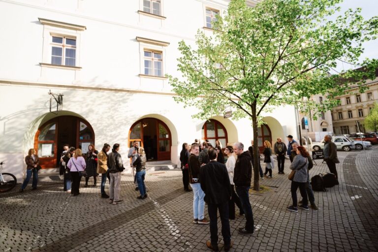 „Expoziția „Manifestul vizual al Generației Z” ajunge la Sibiu: tineri din România și Germania expun fotografii realizate în proiectul Erasmus+”