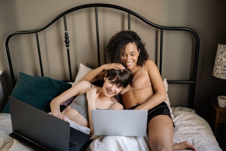 OnlyFans schimbă relațiile dintre oameni? Cum transformă economia intimității corpul într-un produs și afectează cultura întâlnirilor