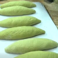 Pâinea verde care cucerește România. Rețeta cu matcha, din Craiova, a devenit virală pe TikTok