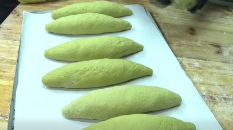Pâinea verde care cucerește România. Rețeta cu matcha, din Craiova, a devenit virală pe TikTok