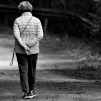 Mersul lent ajută la slăbit, după vârsta de 50 de ani? Studiul care a surprins cercetătorii