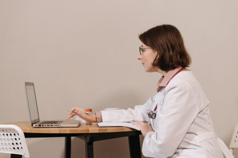 La medic, doar cu programare online! Dr. Ștefania Șerban, managerul Spitalului CF Sibiu: “Pacienții care nu știu să-și facă programări ar putea fi ajutați de medicii de familie”/ SCJUS Sibiu îți arată, pas cu pas, cum să te programezi