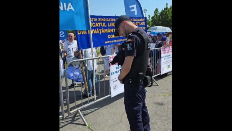 Protest al profesorilor la Palatul Parlamentului: peste 160.000 de semnături depuse pentru modificarea Legii Educației și anularea măsurilor din Legea 141/2025