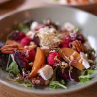Salată de fructe cu piersici, zmeură și mascarpone – desert răcoritor, de vară, gata în câteva minute
