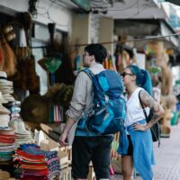 Turismul de masă și criza locuințelor: cum influențează zborurile ieftine chiriile din Europa