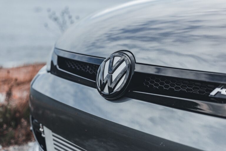 Volkswagen pregătește cea mai mare restructurare din istoria sa: până la 100.000 de concedieri și închiderea a patru fabrici