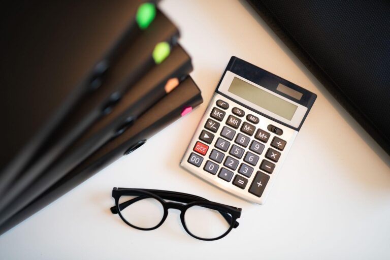 Card de credit sau credit de la IFN pentru cumpărături mari? Avantajele și riscurile fiecărei opțiuni