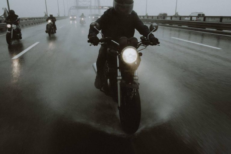 De ce are nevoie un motociclist pentru a face față vremii ploioase: de la cască la încălțăminte