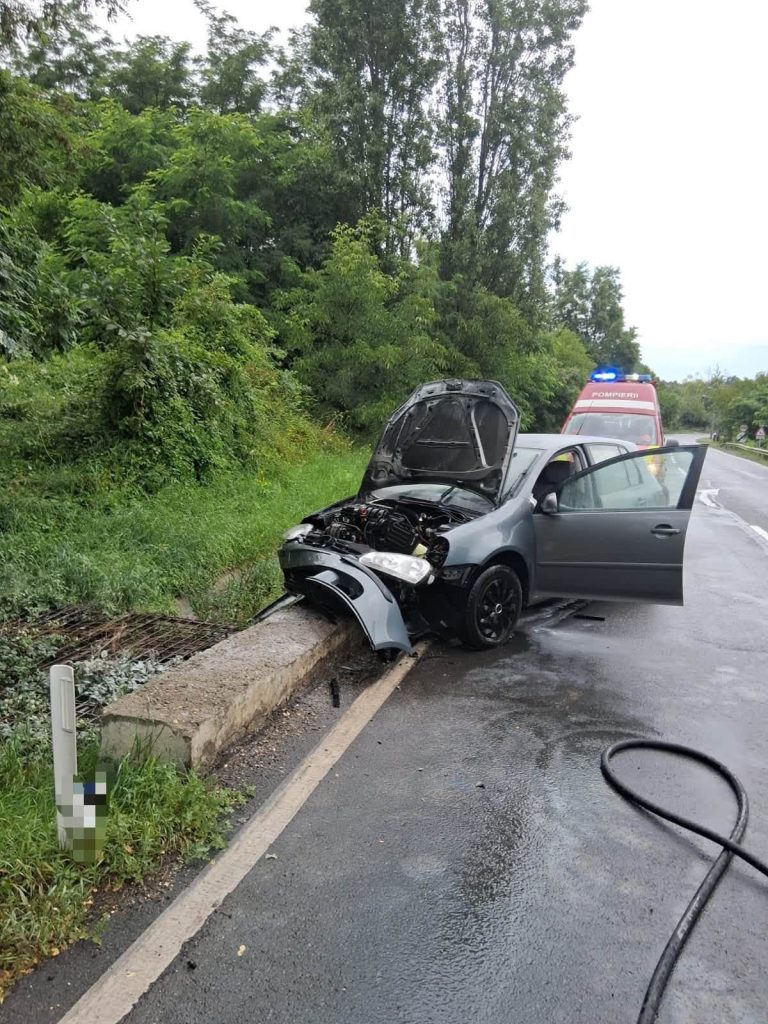 FOTO/ULTIMA ORĂ: Mașină în flăcări după un accident
