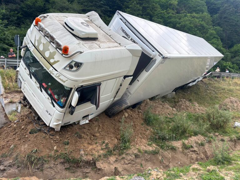 VIDEO: Se repară parapetul DISTRUS în accidentul de luni după amiaza de la Boița
