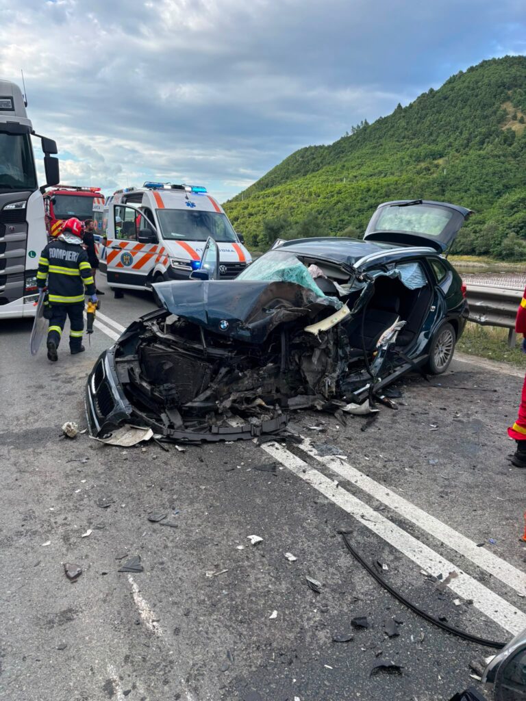 FOTO/ULTIMA ORĂ: Echipaje de descarcerare intervin după un accident grav la Boița