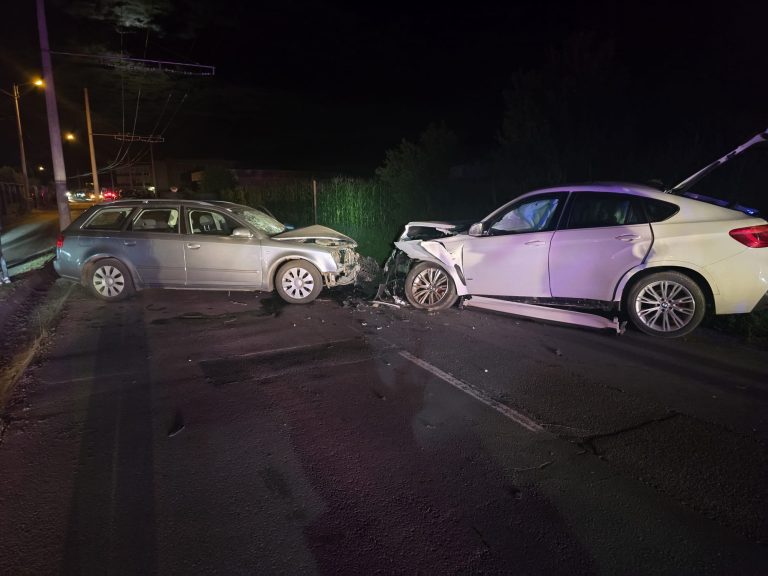 FOTO/ULTIMA ORĂ: Trafic blocat în Mediaș după un accident violent între două mașini. Intervenție de amploare a echipajelor de salvare