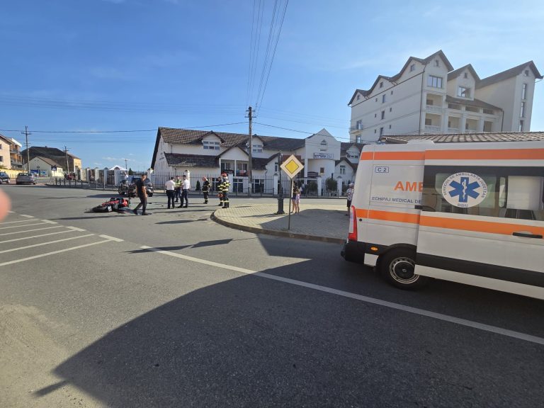 FOTO/ULTIMA ORĂ – Accident GRAV în Ocna Sibiului: un motociclist, politraumatizat după ce un șofer i-a tăiat calea