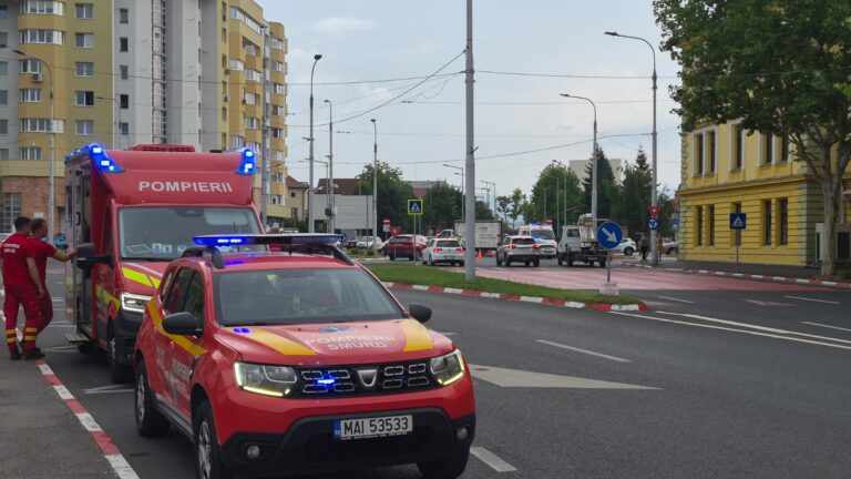 Neatenția putea costa scump! Un camion a izbit un autoturism pe Șoseaua Alba Iulia