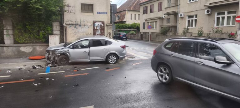 FOTO/ULTIMA ORĂ: ACCIDENT într-o intersecție din Sibiu. Un șofer a fost transportat la spital cu traumatism cranian