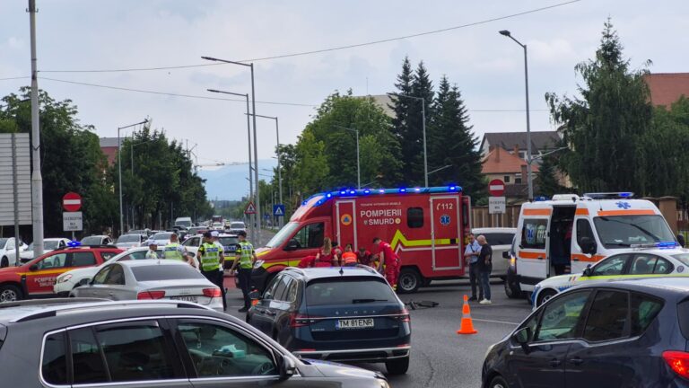 FOTO/VIDEO/ULTIMA ORĂ: Accident în giratoriul de pe Mihai Viteazu. O femeie a fost rănită
