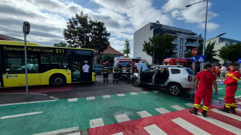 FOTO/ULTIMA ORĂ: Accident între un autobuz și un autoturism pe Calea Dumbrăvii