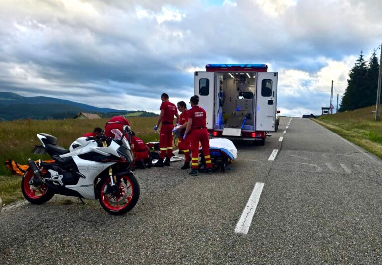 FOTO/ULTIMA ORĂ: ACCIDENT pe drumul spre Păltiniș. Un tânăr motociclist a fost transportat la UPU Sibiu