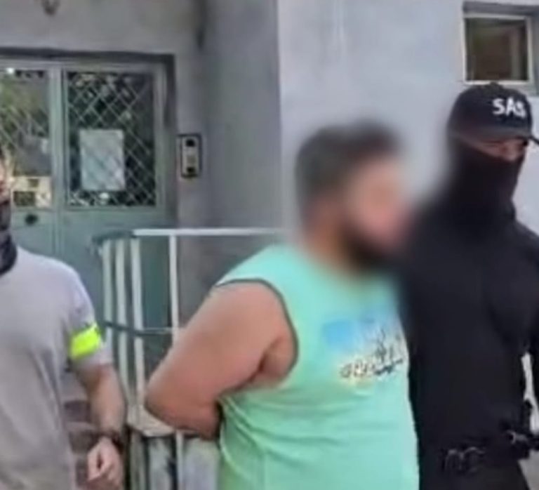 VIDEO – „Smardoi” pe internet: „Unde e Poliția?” Și „mascații” au venit direct la ușa lui și l-au încătușat
