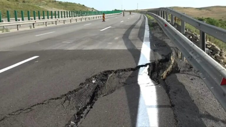 Suntem RUȘINEA LUMII: Încă o porțiune de autostradă S-A SURPAT după numai 3 ani de la recepție