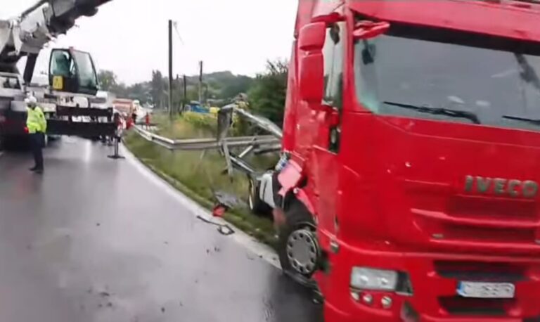 VIDEO/FOTO/ULTIMA ORĂ: Autotren scăpat de sub control pe Valea Oltului. Peste 30 de metri de parapet, distruși pe DN7