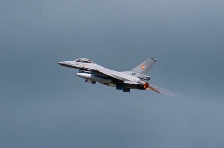 ULTIMA ORĂ: F-16 ridicate de urgență! O țintă aeriană a pătruns în spațiul României înainte de exploziile din Ucraina