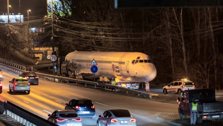 VIDEO/FOTO: Un avion a apărut pe șosea și a blocat un sens giratoriu