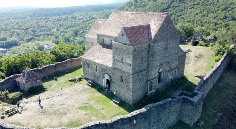 Biserica de aproape 850 de ani din Cisnădioara, resfințită după o intervenție de urgență la acoperiș