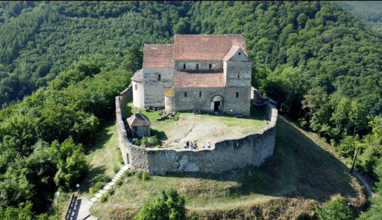 „Un Acoperiș pentru Sf. Mihail.” Intervenție spectaculoasă de salvare a bisericii evanghelice din Cisnădioara