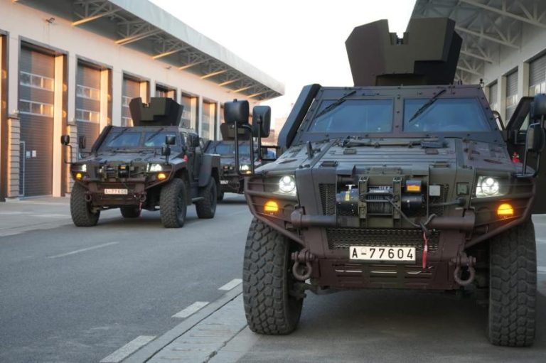 FOTO – Mediașul intră în ISTORIA industriei militare: Primele blindate Cobra II fabricate integral în România au ieșit din uzină