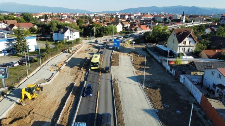 VIDEO. Pe Calea Șurii Mari ar fi trebuit să se circule pe 2 benzi, de mâine. Încă trei luni de trafic infernal