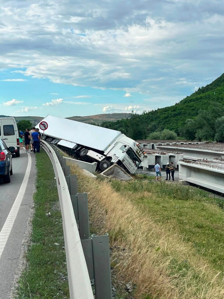 FOTO/ULTIMA ORĂ: Circulație ÎNCHISĂ pe Valea Oltului pentru ridicarea unui autocamion implicat într-un accident