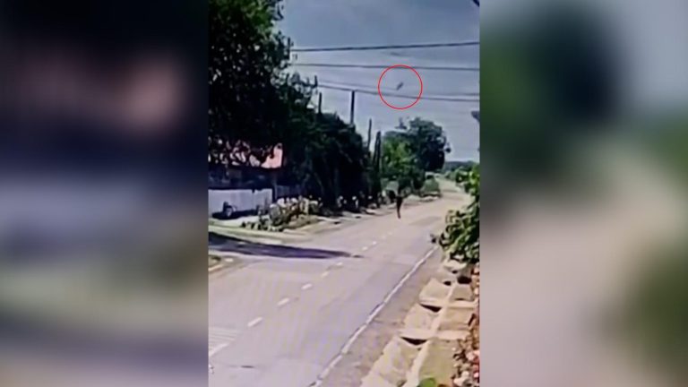VIDEO/FOTO – Lovitură inexplicabilă în plină zi: un copil, DOBORÂT de un obiect necunoscut căzut din cer